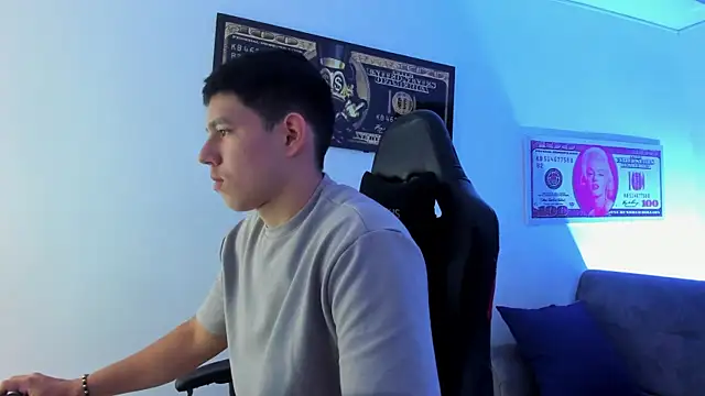 Snapshot of JamesCr_ chatting on 02.28.25 JamesCr online show from 02.28.25