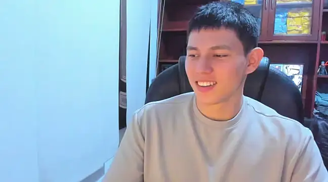 Snapshot of JamesCr_ chatting on 02.28.25 JamesCr online show from 02.28.25