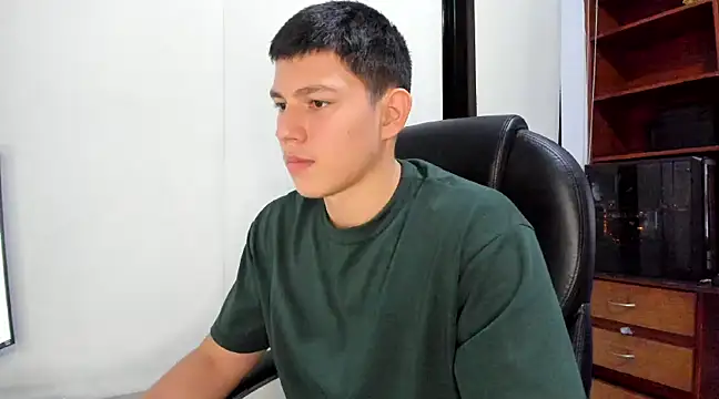 Snapshot of JamesCr_ chatting on 03.01.25 JamesCr online show from 03.01.25