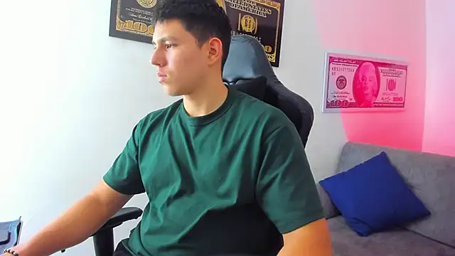 Snapshot of JamesCr_ chatting on 03.05.25 JamesCr online show from 03.05.25