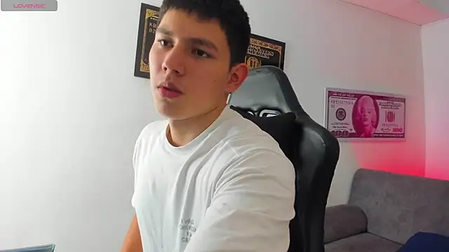 Snapshot of JamesCr_ chatting on 03.08.25 JamesCr online show from 03.08.25