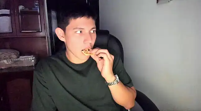 Snapshot of JamesCr_ chatting on 03.11.25 JamesCr online show from 03.11.25