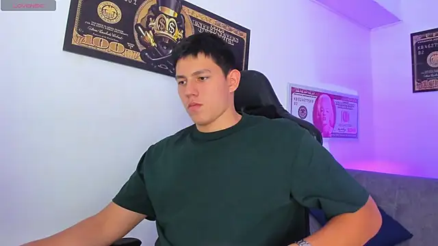 Snapshot of JamesCr_ chatting on 03.11.25 JamesCr online show from 03.11.25