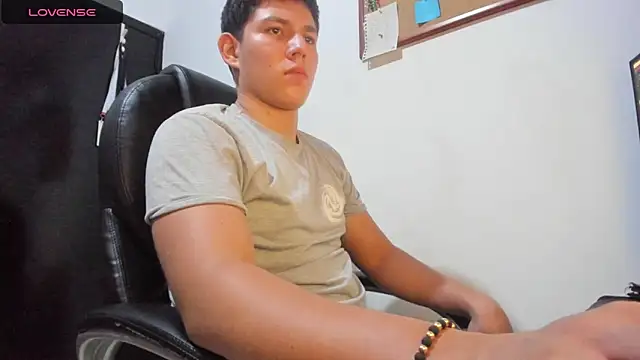 Snapshot of JamesCr_ chatting on 03.18.25 JamesCr online show from 03.18.25