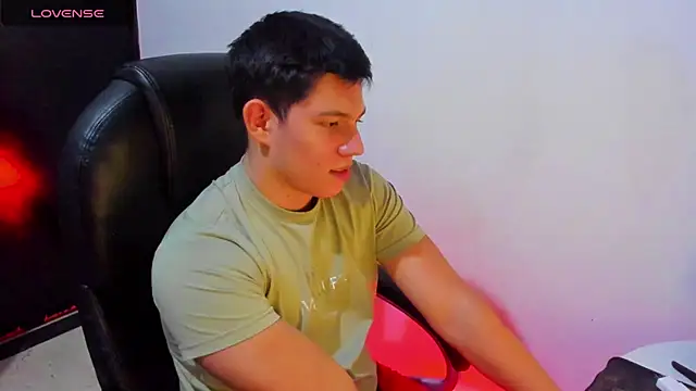 Snapshot of JamesCr_ chatting on 03.19.25 JamesCr online show from 03.19.25