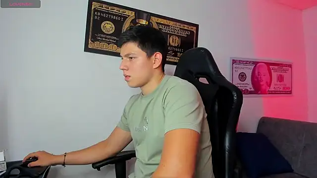 Snapshot of JamesCr_ chatting on 03.19.25 JamesCr online show from 03.19.25