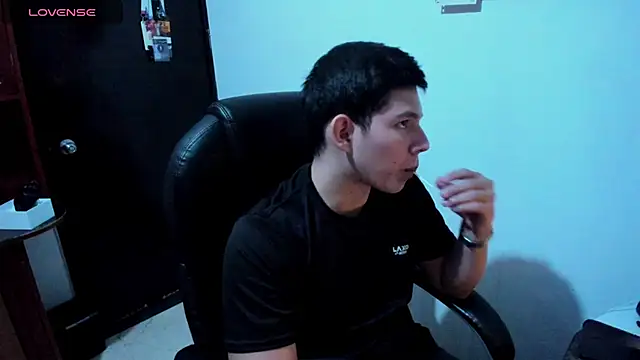 Snapshot of JamesCr_ chatting on 03.21.25 JamesCr online show from 03.21.25