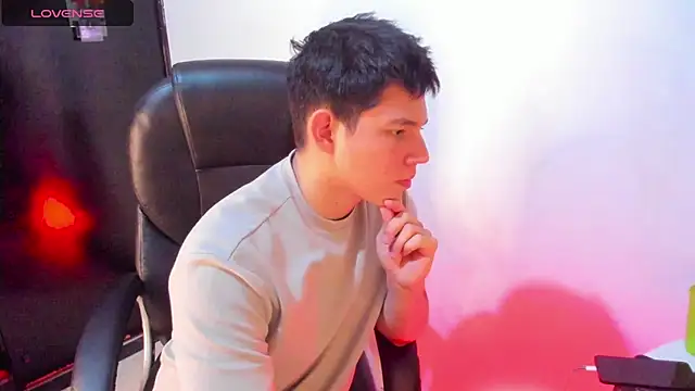 Snapshot of JamesCr_ chatting on 03.22.25 JamesCr online show from 03.22.25