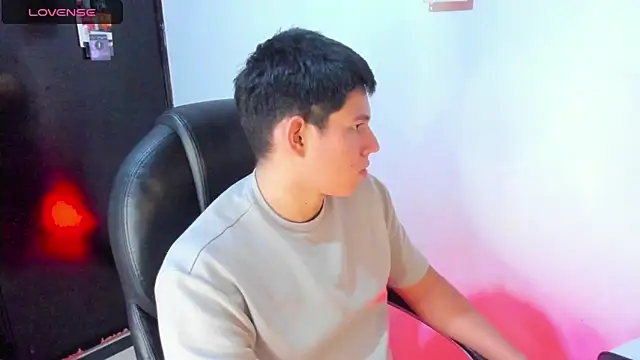 Snapshot of JamesCr_ chatting on 03.22.25 JamesCr online show from 03.22.25