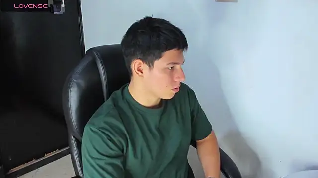 Snapshot of JamesCr_ chatting on 03.23.25 JamesCr online show from 03.23.25