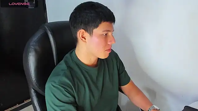 Snapshot of JamesCr_ chatting on 03.23.25 JamesCr online show from 03.23.25