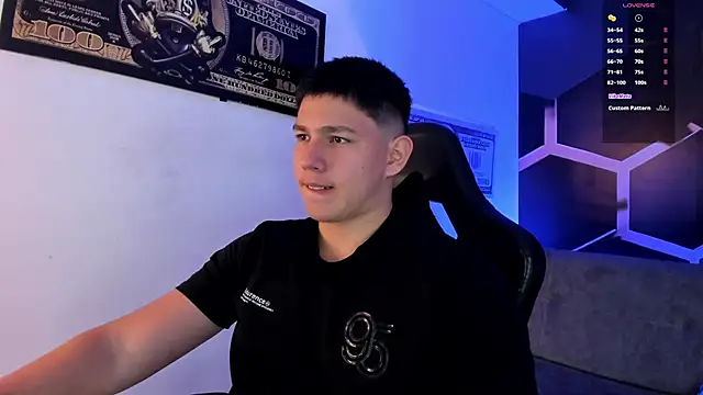 Snapshot of JamesCr_ chatting on 09.09.25 JamesCr online show from 09.09.25