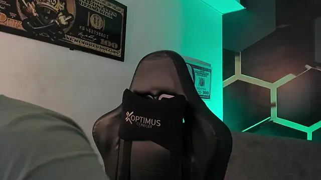 Snapshot of JamesCr_ chatting on 09.10.25 JamesCr online show from 09.10.25