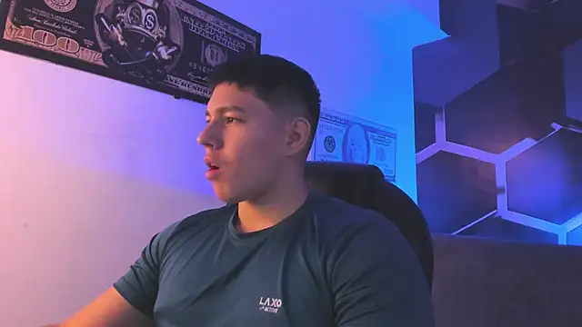 Snapshot of JamesCr_ chatting on 09.13.25 JamesCr online show from 09.13.25