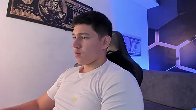 Snapshot of JamesCr_ chatting on 09.24.25 JamesCr online show from 09.24.25