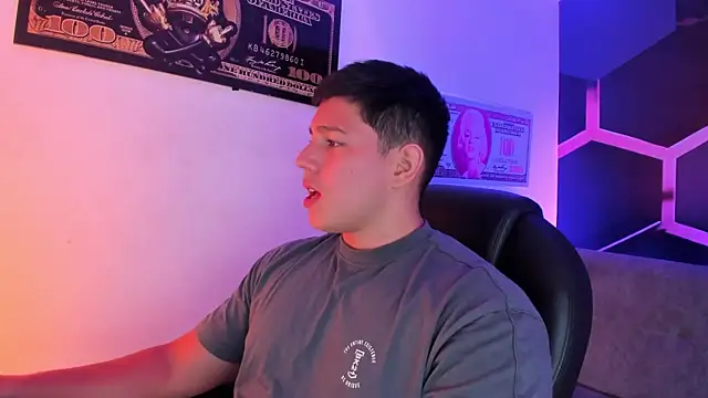 Snapshot of JamesCr_ chatting on 09.27.25 JamesCr online show from 09.27.25