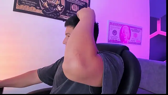 Snapshot of JamesCr_ chatting on 09.28.25 JamesCr online show from 09.28.25