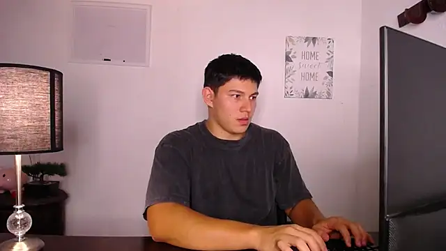 Snapshot of JamesCr_ chatting on 10.04.25 JamesCr online show from 10.04.25