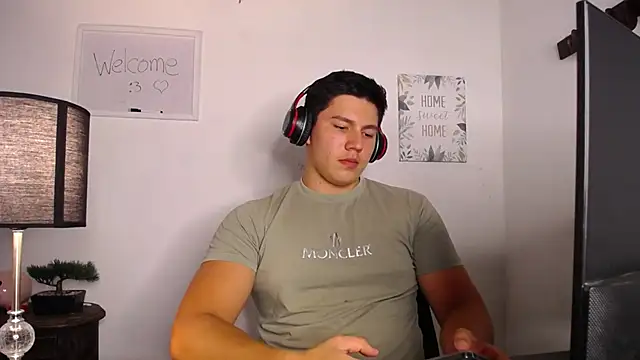 Snapshot of JamesCr_ chatting on 10.08.25 JamesCr online show from 10.08.25