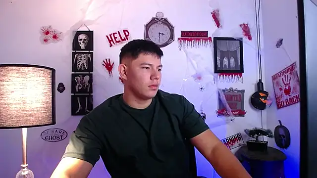 Snapshot of JamesCr_ chatting on 10.31.25 JamesCr online show from 10.31.25