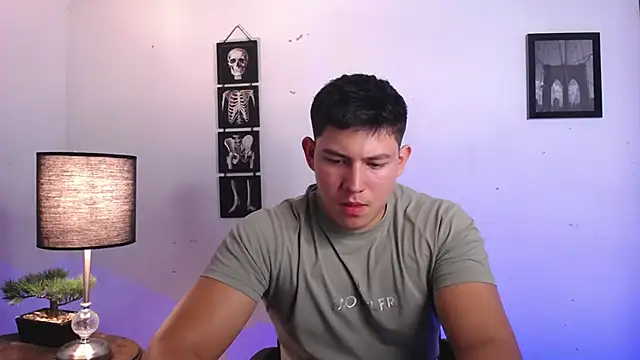 Snapshot of JamesCr_ chatting on 11.05.25 JamesCr online show from 11.05.25