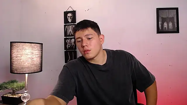 Snapshot of JamesCr_ chatting on 11.06.25 JamesCr online show from 11.06.25