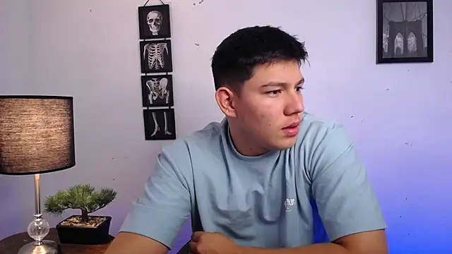 Snapshot of JamesCr_ chatting on 11.08.25 JamesCr online show from 11.08.25