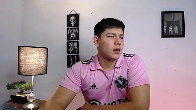 Snapshot of JamesCr_ chatting on 11.12.25 JamesCr online show from 11.12.25