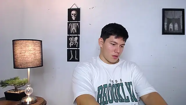 Snapshot of JamesCr_ chatting on 11.21.25 JamesCr online show from 11.21.25