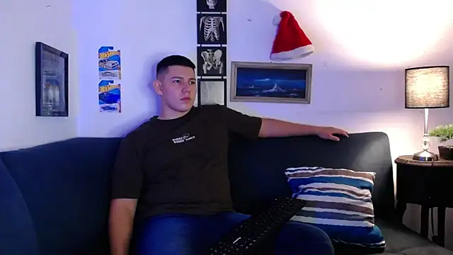 Snapshot of JamesCr_ chatting on 11.29.25 JamesCr online show from 11.29.25