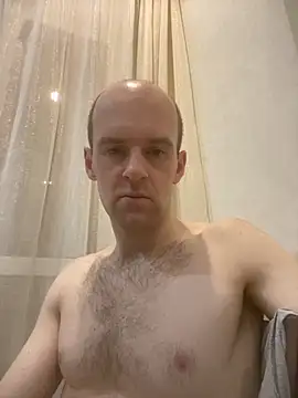 LynnAhNight online show from 11.04.25