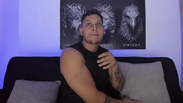 Snapshot of JohanSmith chatting on 10.28.25 JohanSmith online show from 10.28.25