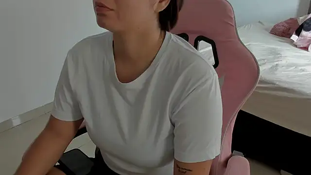 Anniferreira2 online show from 10.23.25