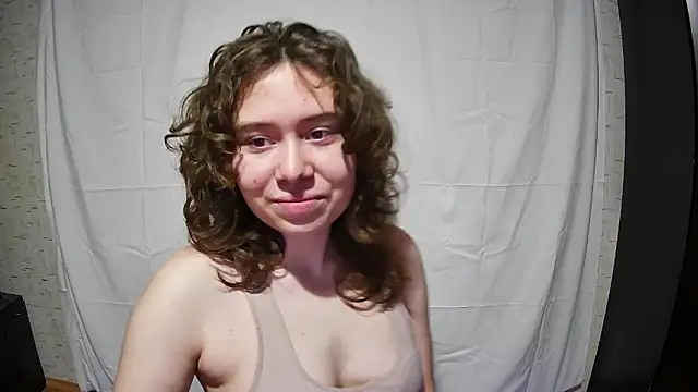 Snapshot of girliemilk chatting on 11.25.25 girliemilk online show from 11.25.25