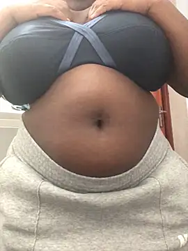 Snapshot of servingBigTitis chatting on 02.20.25 servingBigTitis online show from 02.20.25