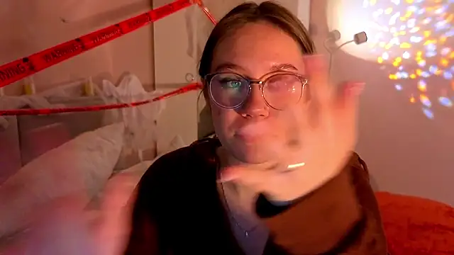 Mia Luw online show from 11.02.25