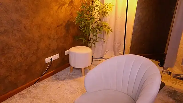 Snapshot of lissaros chatting on 02.24.25 lissaros online show from 02.24.25