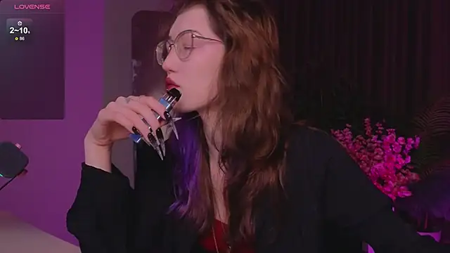 Snapshot of lissaros chatting on 11.30.25 lissaros online show from 11.30.25