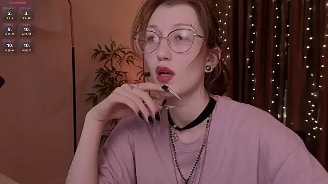 Snapshot of lissaros chatting on 12.14.25 lissaros online show from 12.14.25