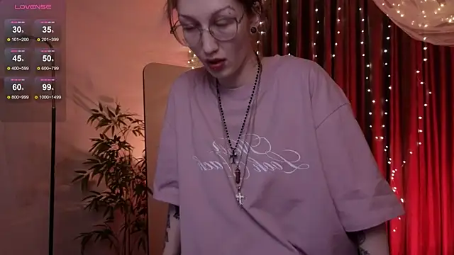 Snapshot of lissaros chatting on 12.15.25 lissaros online show from 12.15.25