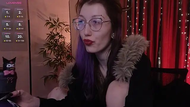 Snapshot of lissaros chatting on 12.16.25 lissaros online show from 12.16.25