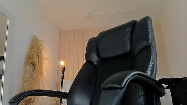 ISAAC CRYSTON online show from 12.18.25