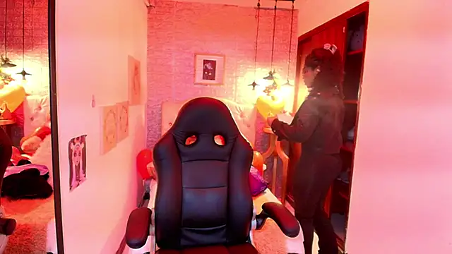 tylla  online show from 03.10.25