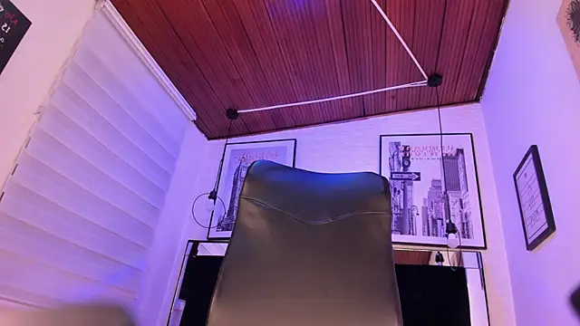 tylla  online show from 12.04.25