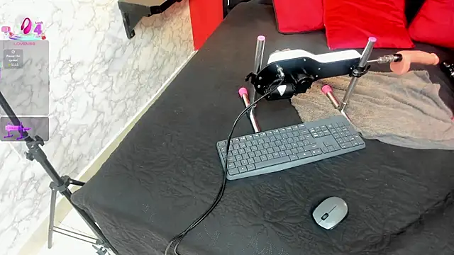 IVISBOUNCYASS online show from 12.19.25