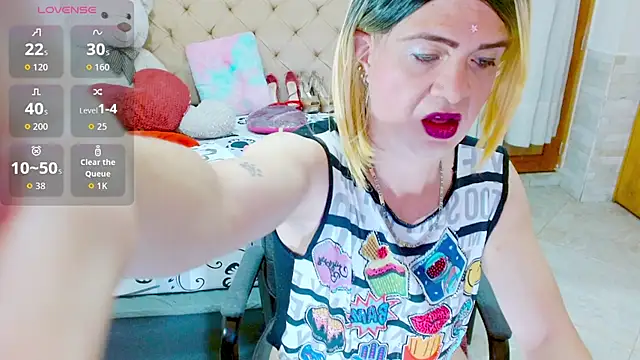 Snapshot of Dolldirtyxxx chatting on 10.13.25 Dolldirtyxxx online show from 10.13.25