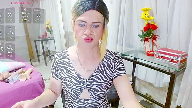 Snapshot of Dolldirtyxxx chatting on 10.31.25 Dolldirtyxxx online show from 10.31.25