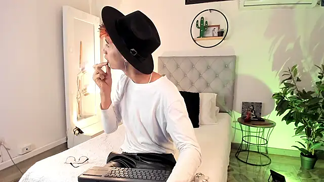 Snapshot of NovaaWheler chatting on 03.21.25 NovaaWheler online show from 03.21.25
