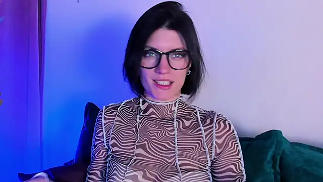 Snapshot of roxy_riot_ chatting on 02.07.25 roxy riot online show from 02.07.25