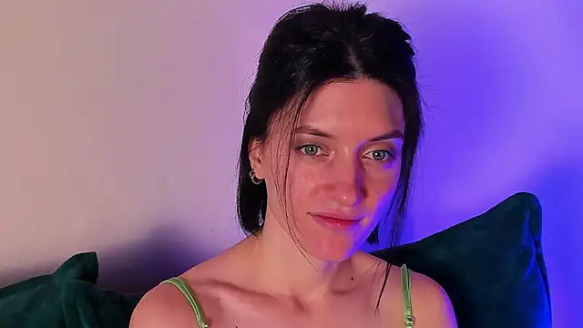 Snapshot of roxy_riot_ chatting on 02.09.25 roxy riot online show from 02.09.25